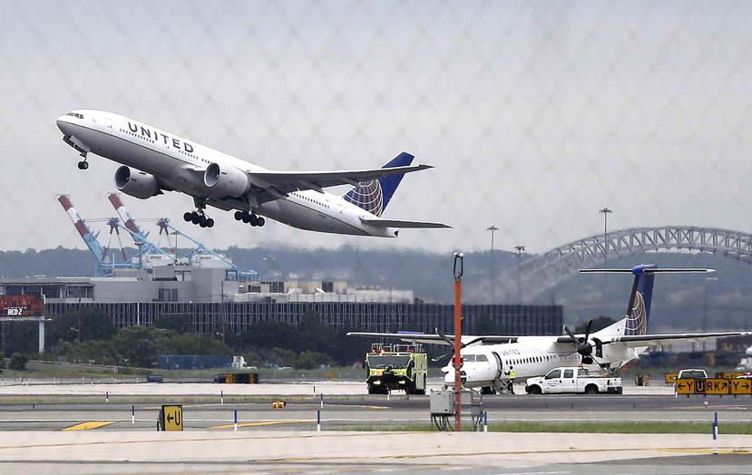 Un hombre, con una gorra de Trump, provocó retrasos en un vuelo de United Airlines. (AP)