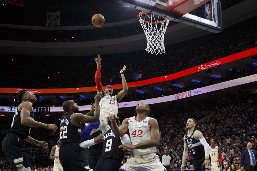 Tobias Harris, de los Sixers, intenta un canasto ante la defensa de los Bucks. (AP)