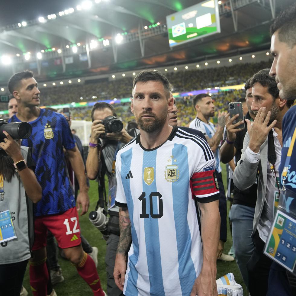 Lionel Messi, capitán de Argentina, se retira del campo tras los incidentes en las gradas.