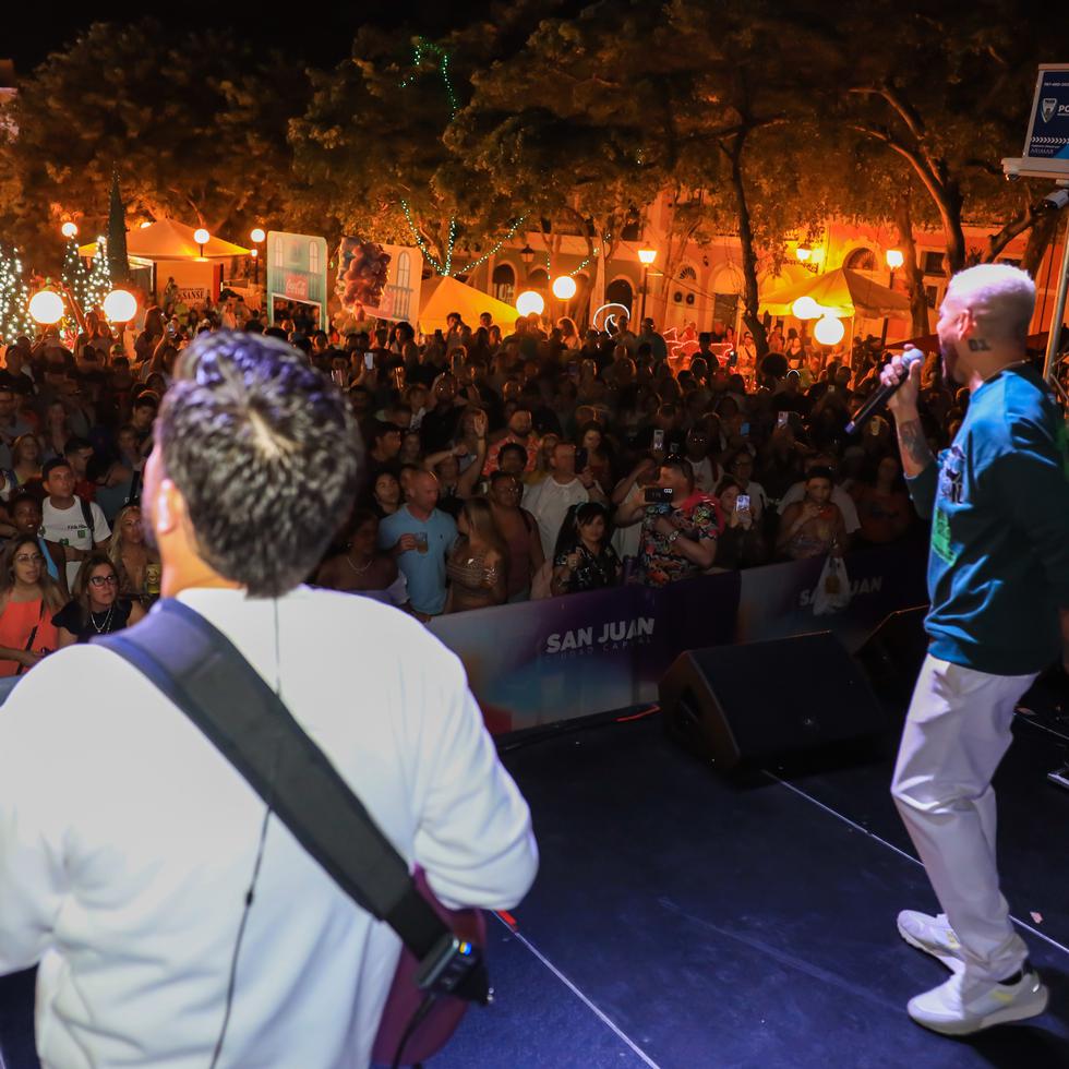 Esta noche sigue la gran fiesta en el Viejo San Juan. Miles de visitantes disfrutan de sus artistas favoritos a través de las diversas plazas.