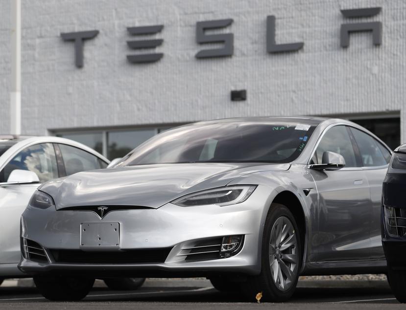 Un vehículo Tesla Model 3 modelo 2018 exhibido en una concesionaria de la marca en Littleton, Colorado.