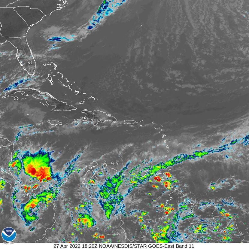 Imagen infrarroja del satélite que muestra una ondulación de humedad tropical que comienza a entrar al Caribe desde el norte de América del Sur.