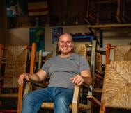Juan Villalobos labora en el taller familiar que confeccionan muebles en madera sólida y tejidos de enea de mangles.