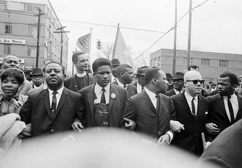 17 de marzo del 1965: Se ve al excongresista John Lewis participando de una marcha multitudinaria dirigida por Martin Luther King en Alabama.