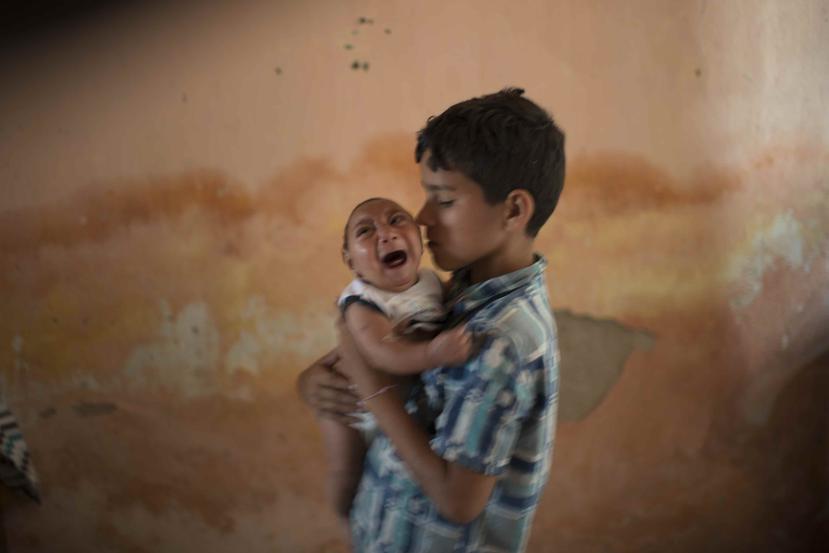 Elison, de 10 años, mece a su hermano de dos meses, Jose Wesley, que tiene microcefalia aparentemente a causa del virus del zika, que afectó a su madre en el embarazo, como a cientos de mujeres en Brasil. (AP / Felipe Dana)