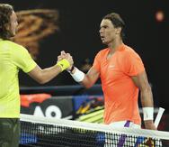 El griego Stefanos Tsitsipas (a la izquierda) es felicitado por Rafael Nadal, a quien derrotó en cuartos de final del Abierto de Australia.