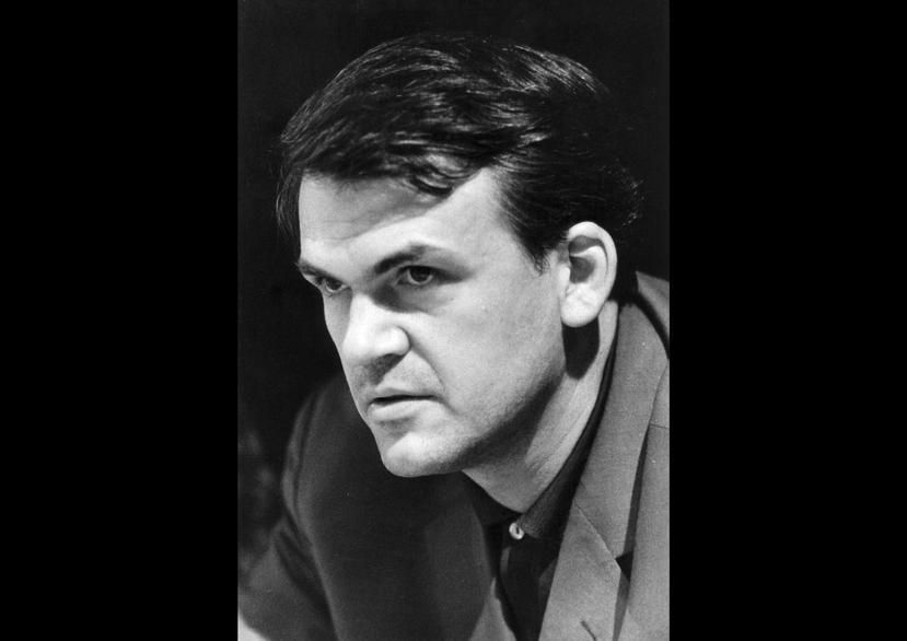 El autor checo Milan Kundera se ve en Praga, República Checa, el 27 de junio de 1967. Milan Kundera, cuyos escritos disidentes en la Checoslovaquia comunista le convirtieron en un autor que satirizó el totalitarismo desde el exilio, ha muerto en París, según dijeron medios checos el miércoles. Tenía 94 años. (Jovan Dezort/CTK via AP, Archivo)