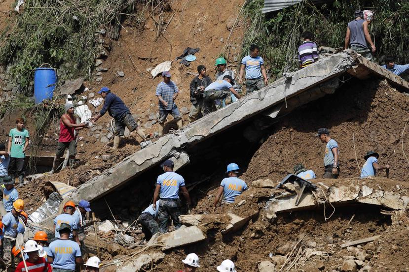 Miembros de los servicios de rescate trabajan en las labores de búsqueda de víctimas tras un corrimiento de tierra en una mina en el municipio de Itogon, en la provincia de Benguet, Filipinas. (EFE)