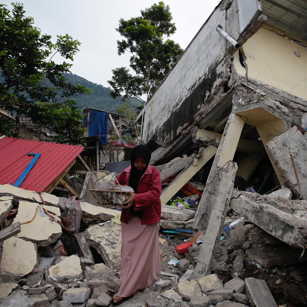 Los servicios de emergencia de Indonesia trabajan este martes contra reloj para localizar y rescatar a posibles supervivientes del terremoto de magnitud 5,6 que sacudió la víspera la provincia de Java Occidental.