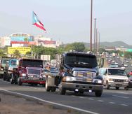 Medio centenar de camiones y grúas atravesó en caravana el expreso De Diego, de Bayamón a San Juan, para exigir que la regulación de los transportistas sea transferida de la CSP al DTOP.