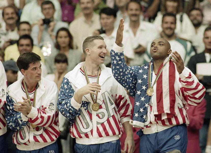 El primer ‘Dream Team’ de Estados Unidos estuvo formado por varias leyendas de la NBA. De izquierda a derecha, John Stockton, Chris Mullin y Charles Barkley tras recibir sus medallas de oro en las Olimpiadas de Barcelona 1992. (Archivo / GFR Media)
