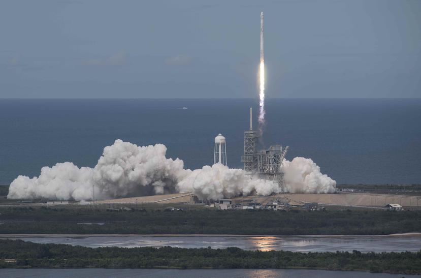 La prueba tuvo el objetivo de comprobar si la nave Falcon Heavy puede servir para llevar carga útil al espacio. (Archivo)