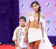 Alejandra Espinoza y su hijo, Mateo Marrero en la más reciente edición de Premios Juventud.