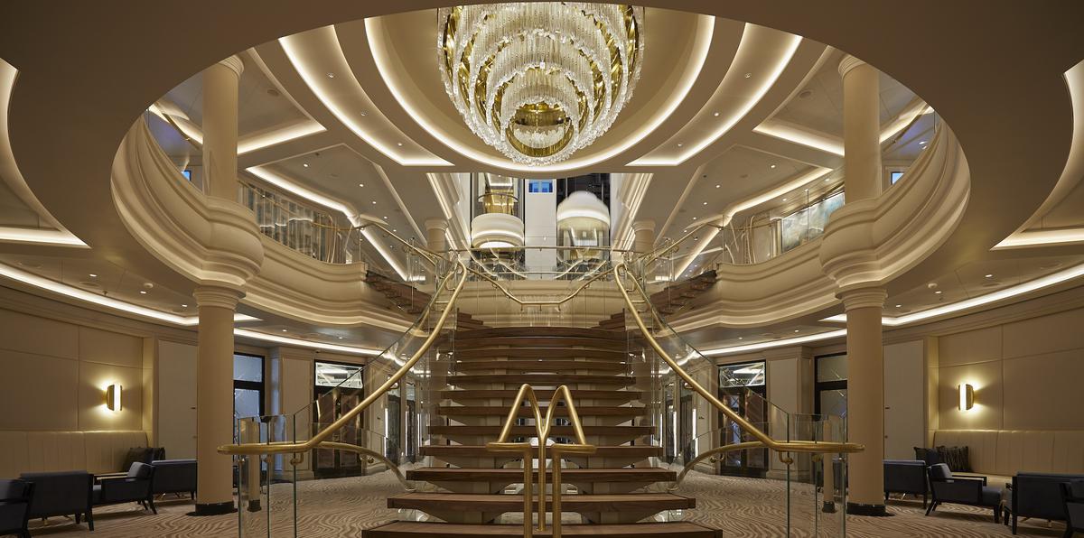 La escalera del atrio central del Seven Seas Splendor sirve de preámbulo para una travesía única en su clase.