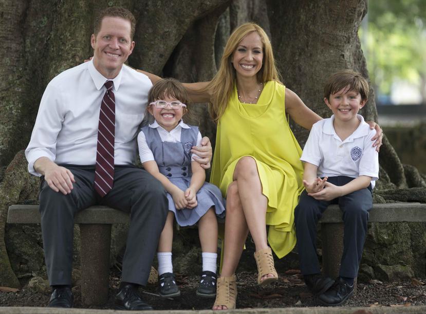 Alexandra Fuentes y David Bernier junto a sus hijos Miranda y Adrian. (GFR Media)