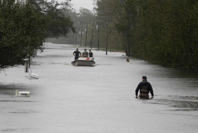Un miembro de la Guardia Costera camina entre las aguas de una inundación causada por el huracán Florence en Newport, Carolina del Norte. (AP)