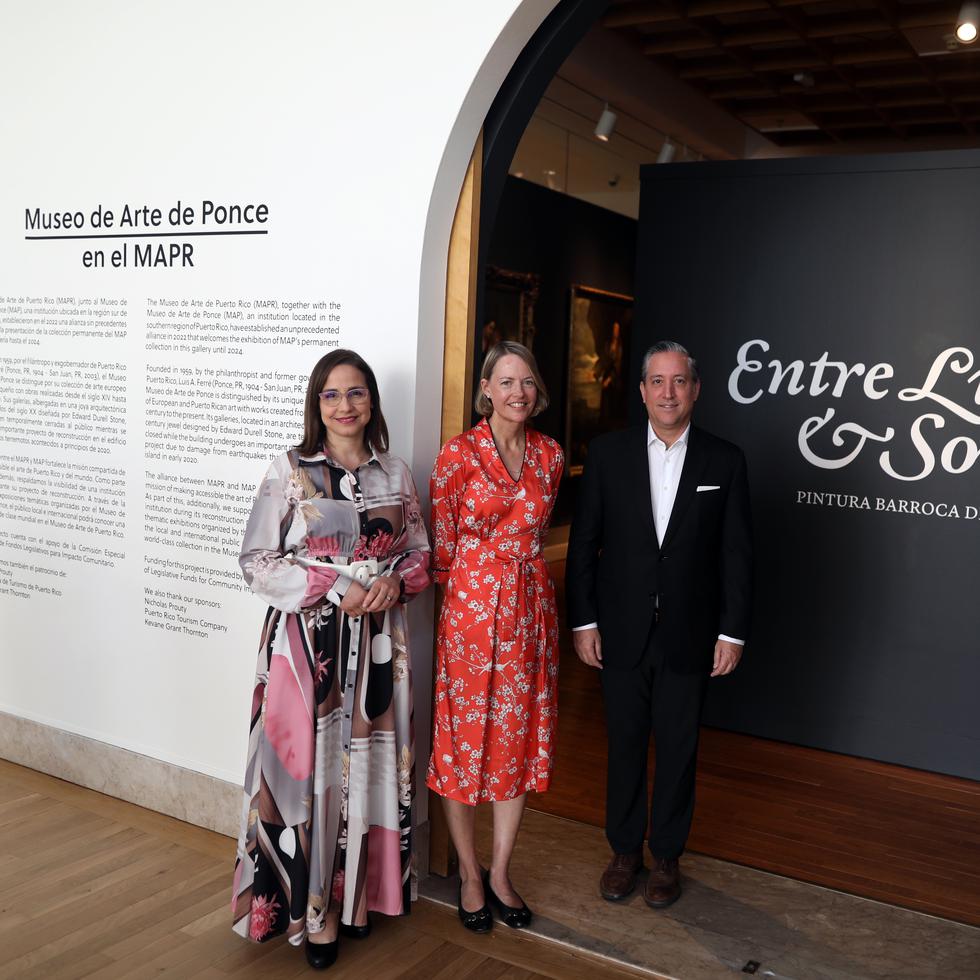 De izquierda a derecha: Iraida Rodríguez- Negrón, curadora del Museo de Arte de Ponce; Cheryl Hartup, directora del Museo de Arte de Ponce; y Juan A. Larrea, presidente de la Junta de Síndicos del Museo de Arte de Puerto Rico.