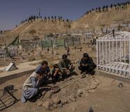Familiares de Zemari Ahmadi rezan frente a su tumba. Ahmadi y otras nueve personas, incluyendo siete niños, fallecieron en el ataque mediante drone realizado por la milicia de los Estados Unidos el 29 de agosto.