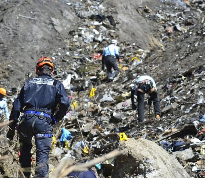Hoy es el quinto día de búsqueda de los restos del avión estrellado en los Alpes franceses. (AFP)