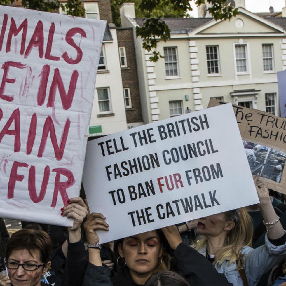 En el 2017, activistas y militantes en contra del uso de pieles de animales hicieron una protesta previo al desfile de la firma Burberry. (AP)