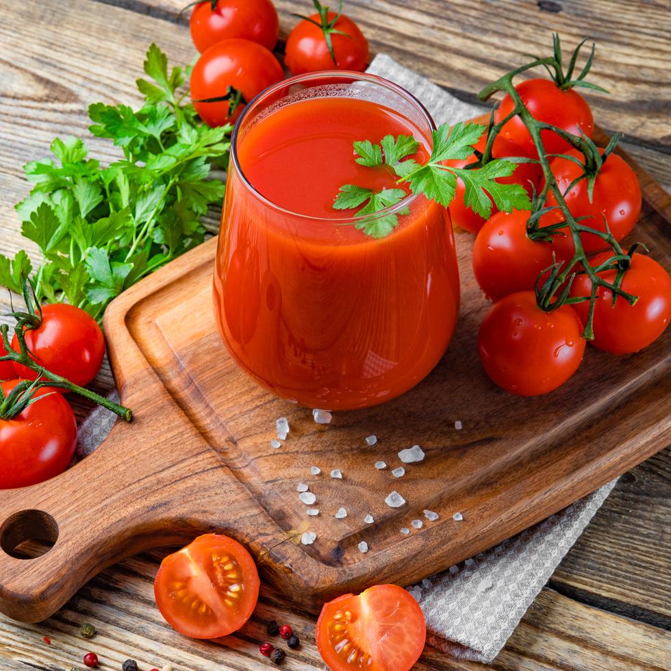 El jugo de tomate se destaca por su capacidad antioxidante, antiinflamatoria, y por su potencial para reducir el colesterol LDL (también conocido como colesterol malo), la presión arterial y el azúcar en sangre.