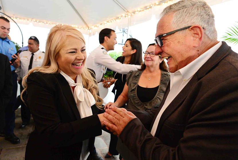 El presidente del Sindicato de Bomberos de Puerto Rico José Tirado saluda a la gobernadora Wanda Vázquez Garced.
