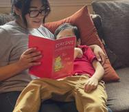 Cindy Campos lee "Stay Safe" a su hijo de 5 años, en Dallas. El libro aconseja a los niños qué hacer si "el peligro está cerca", como cerrar puertas con llave, apagar las luces y esconderse en silencio hasta que llegue la policía. (Cindy Campos vía AP)
