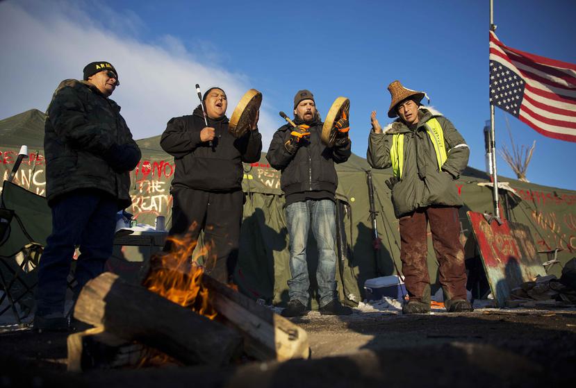 Los que se oponen al proyecto, que llevan meses organizando protestas, prometieron quedarse en su campamento en North Dakota pese al clima invernal. (AP)