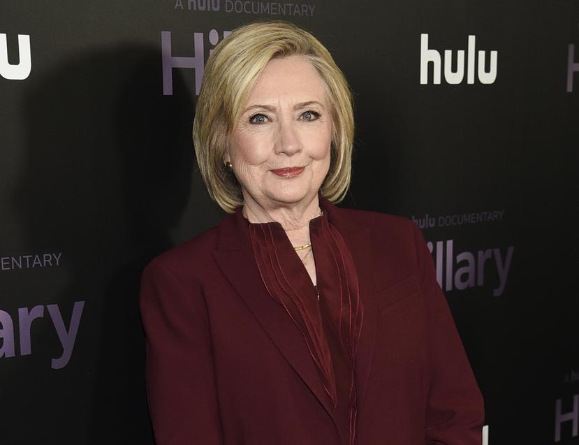 Hillary Clinton se asoció con su amiga Louise Penny para escribir la novela "State of Terror", que se publicará el 12 de octubre de 2021.