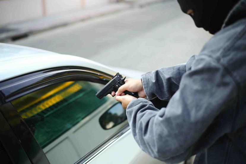 El robo a mano armada ocurrió a las 6:33 p.m., en el estacionamiento de Nieves BBQ en Naranjito. (Shutterstock)
