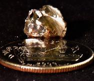 Diamante de 9.07 quilates encontrado por Kevin Kinard en el Parque Estatal Crater of Diamonds .