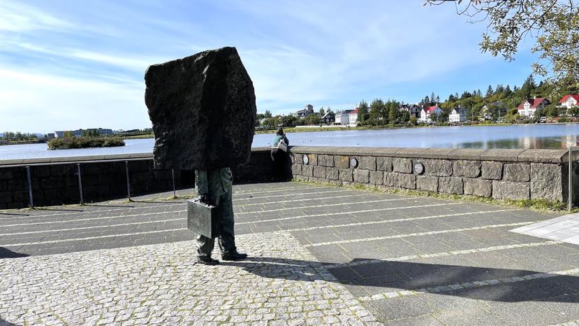 Monumento al Burócrata Desconocido, en Reikavik. Un tributo de Islandia a sus ingratos funcionarios.