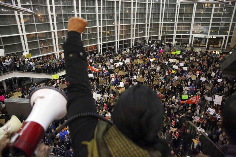 Más de 1,000 personas se manifestaron en el Aeropuerto Internacional Seattle-Tacoma. (AP)