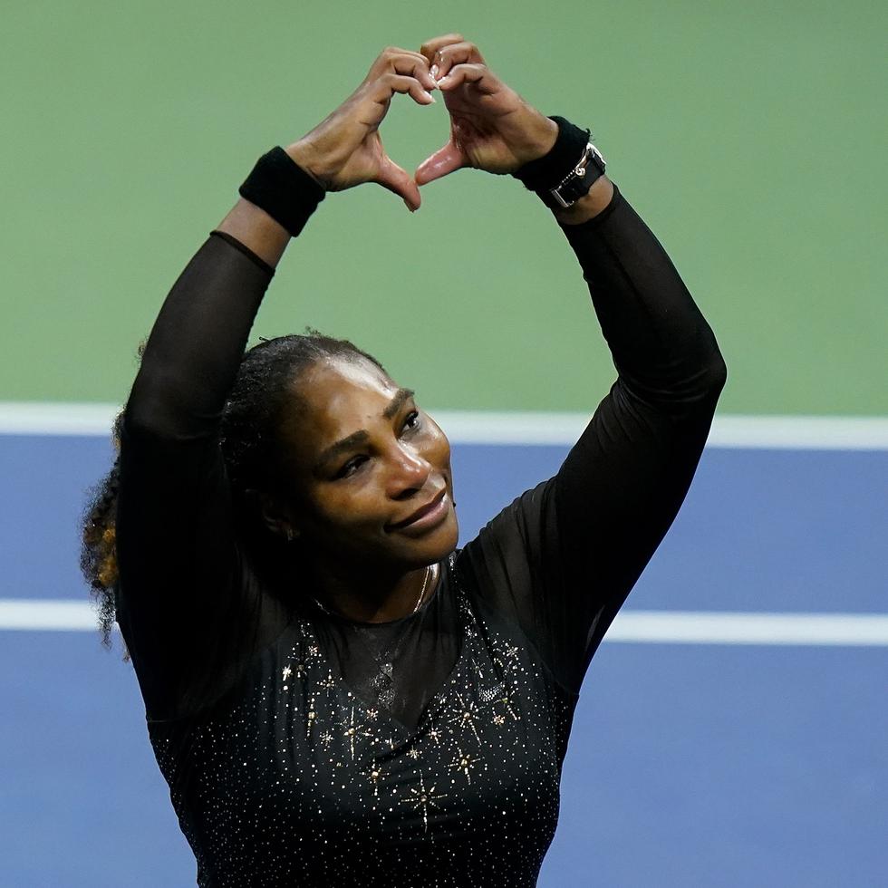 Serena WIlliams forma con sus manos uno corazón para agradecer el apoyo de la fanaticada tras su derrota.