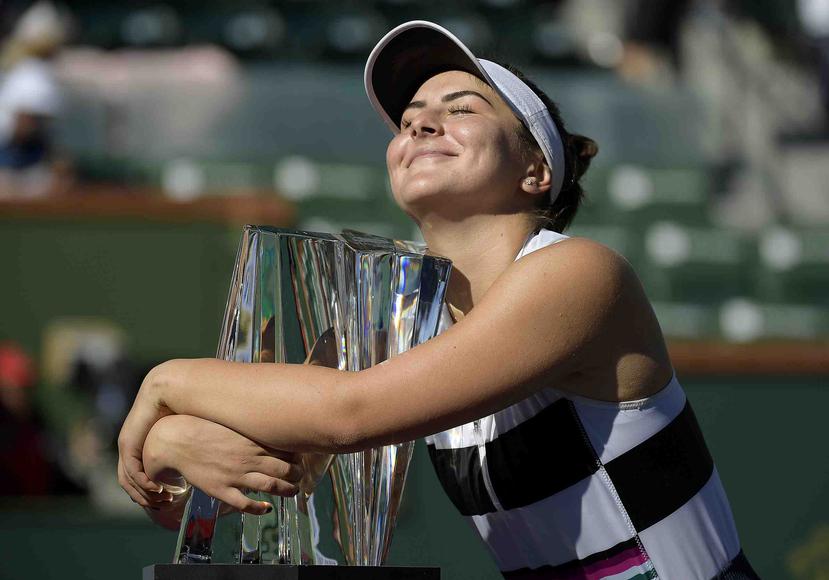 La canadiense Bianca Andreescu sonríe mientras abraza su trofeo tras derrotar a la alemana Angelique Kerber en la final femenil del Masters de Indian Wells. (AP)