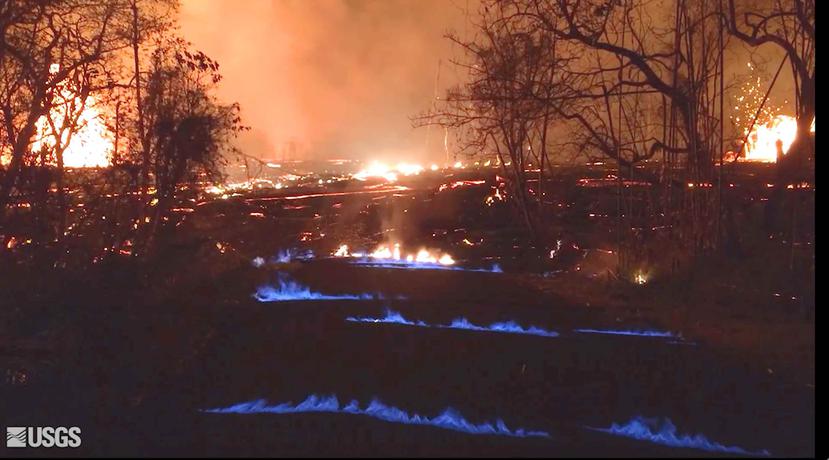 El Servicio Geológico de Estados Unidos muestra las llamas de gas metano azules en el vecindario Leilani Estates, en la Isla Grande de Hawái. (AP)