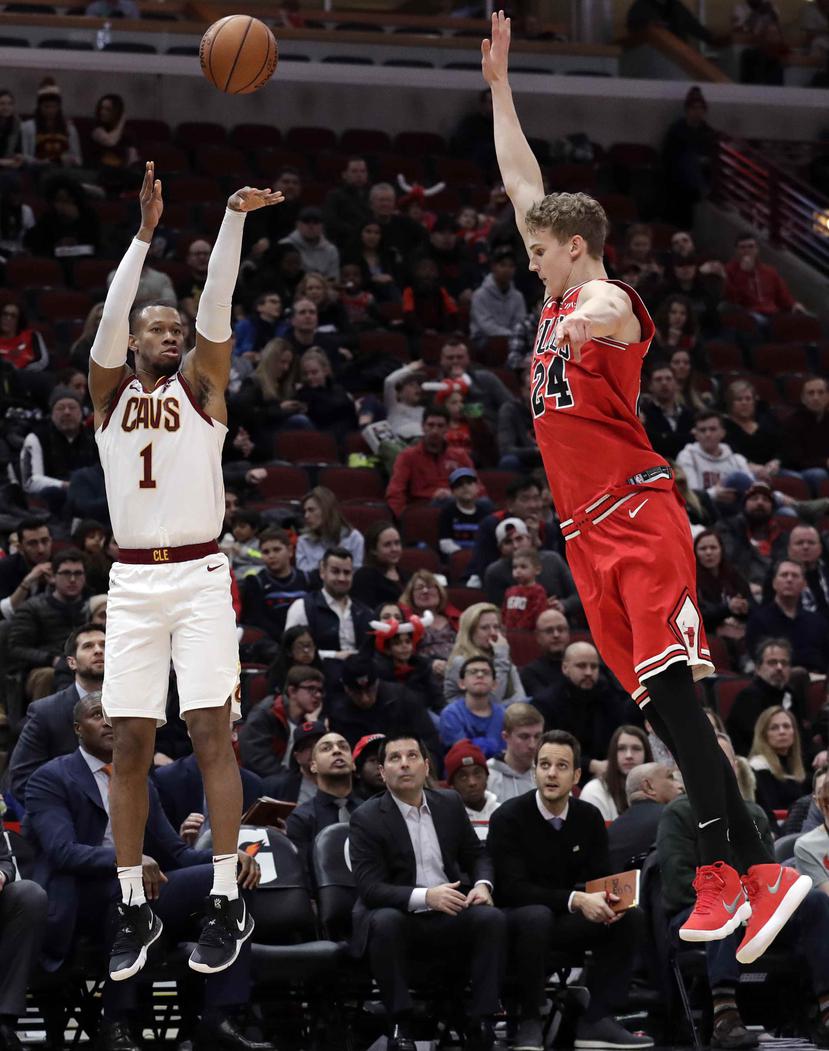 El alero de los Cavaliers de Cleveland Rodney Hood dispara por encima del alero de los Bulls de Chicago Lauri Markkanen en la segunda mitad del juego del domingo 27 de enero de 2019 en Chicago. (AP)