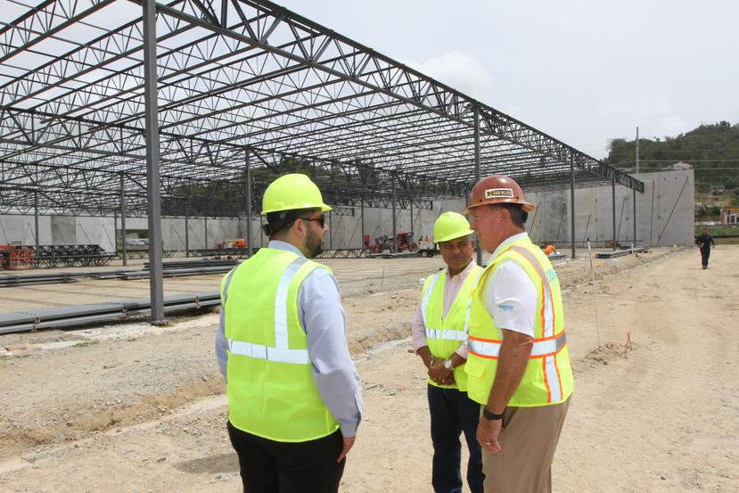 El administrador de Humacao, Luis Raúl Sánchez (a la extrema derecha), junto a Kenneth Poe, superintendente de Ordner Construction (con casco rojo) y a Gabriel Olmeda, director de la Oficina de Permisos inspeccionan la construcción de Home Depot. (Suminis