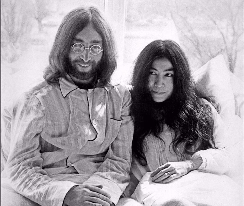 Fotografía de 1969 en la que se ve a John Lennon con su esposa, Yoko Ono.