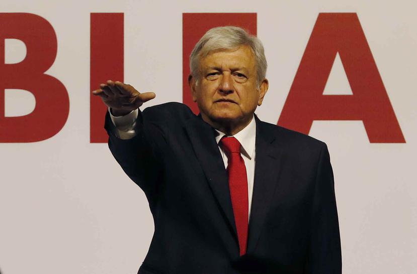 Andrés Manuel López Obrador extiende su mano para juramentar como candidato presidencial de MORENA, el partido político al que pertenece, en la Ciudad de México, hoy, domingo 18 de febrero de 2018. (AP / Eduardo Verdugo)