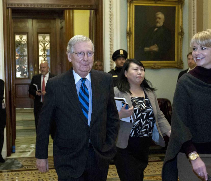 El líder de la mayoría republicana en el Senado, Mitch McConnell, camina hacia su oficina luego de dar un discurso en el Senado federal. (AP / José Luis Magana)