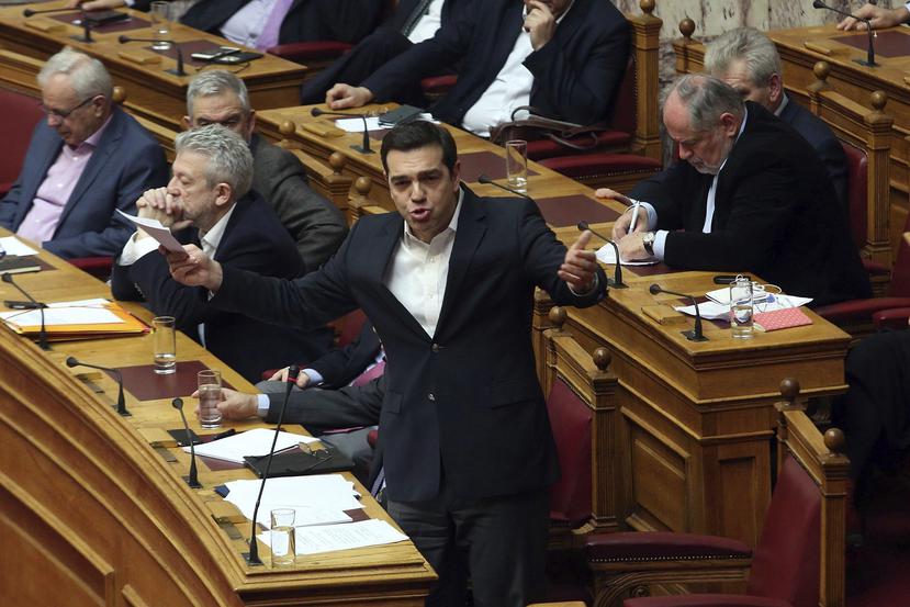 El primer ministro griego, Alexis Tsipras, da un discurso ante el Parlamento en Atenas. (Agencia EFE)