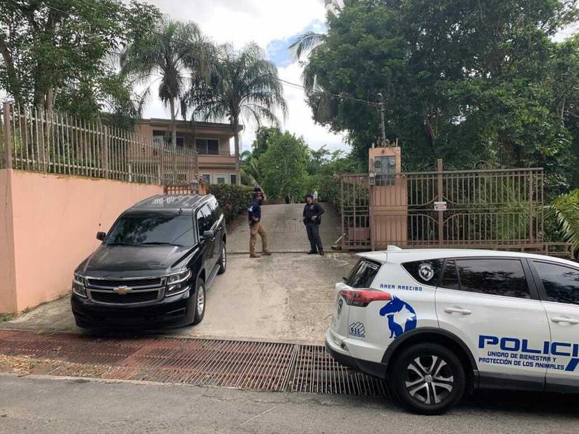 Los agentes a las afueras de la casa del alcalde de Mayagüez, José “Guillito” Rodríguez.