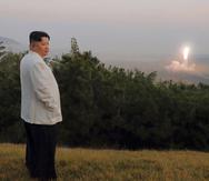 En esta imagen proporcionada el 10 de octubre de 2022 por el gobierno norcoreano, el líder de Corea del Norte, Kim Jong Un, inspecciona una prueba de misiles en un lugar no revelado en Corea del Norte, entre el 25 de septiembre y el 9 de octubre.