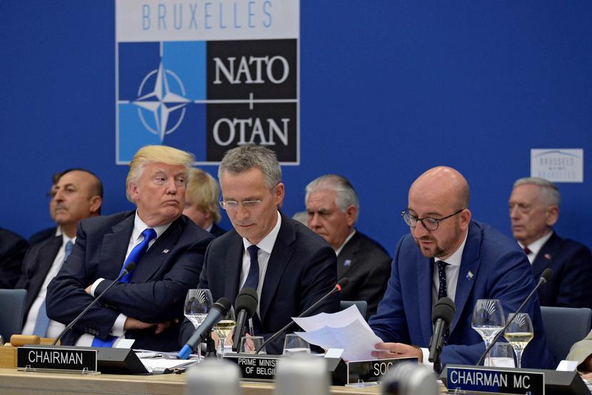 El secretario general de la OTAN, Jens Stoltenberg (al centro), destacó que Estados Unidos ha venido aumentando la presencia de sus tropas en Europa “no solo en Alemania”. (Archivo / EFE)