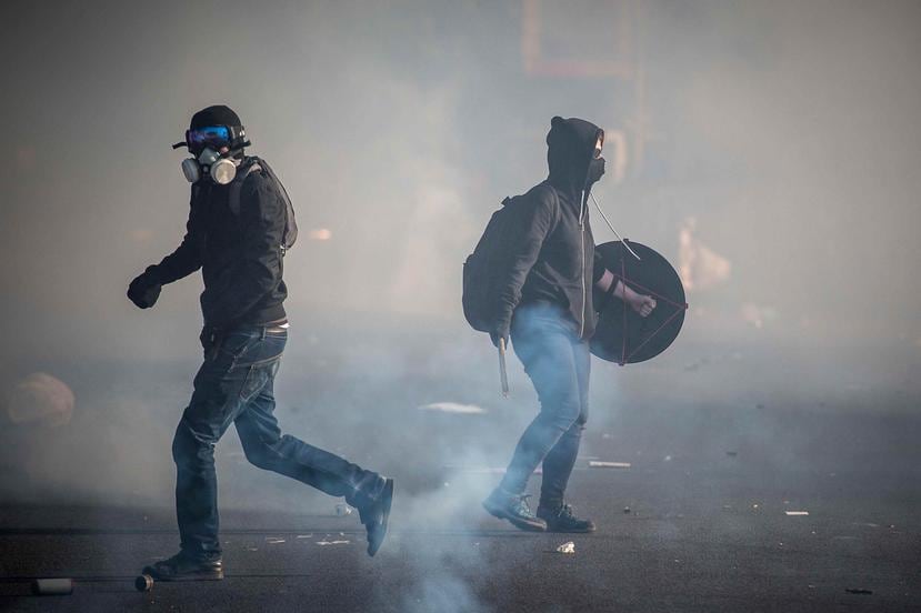 Manifestantes enmascarados enfrentan a la fuerza de choque en París.
