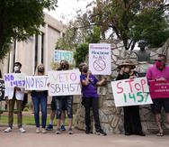 Varios defensores de la salud, los derechos y la justicia reproductiva de Arizona protestan contra un proyecto de ley sobre el aborto en el Capitolio de Arizona en Phoenix.