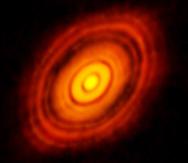 Los planetas se forman en el plano medio de discos de partículas de gas y de polvo que rodean a estrellas jóvenes y, hasta ahora, los astrónomos no habían podido observar este plano medio. (ALMA / NRAO / ESO / NAOJ)