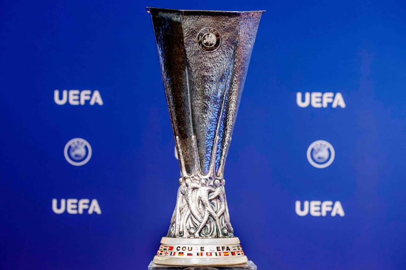 El trofeo de la Liga Europa durante el sorteo de los partidos para la primera ronda clasificatoria de la temporada 2017-2018. (AP)