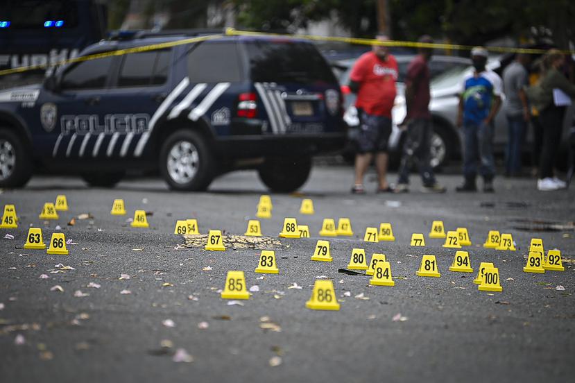 Escena de un triple asesinato cerca del Parque de Sabana Seca en Toa Baja.